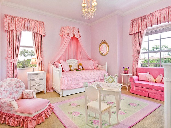 Rèm cửa màu hồng có họa tiết tạo nên điểm nhấn đặc biệt cho căn phòng
